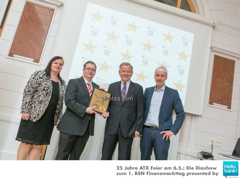 Eduard Zehetner wird in die Hall of Fame (Class of 2016) des Wiener Kapitalmarkts aufgenommen: Yvette Rosinger, Gregor Rosinger, Eduard Zehetner, Christian Drastil http://boerse-social.com/hall-of-fame, © Martina Draper/photaq (07.05.2016) 