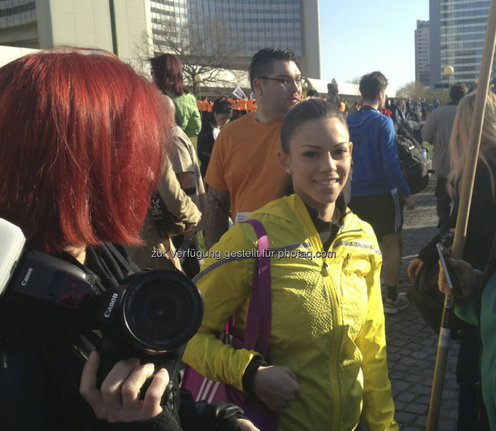 Katharina Schiffl mit einer miss-Leserin (die schnell ausschaut) beim Start (14.04.2013) 