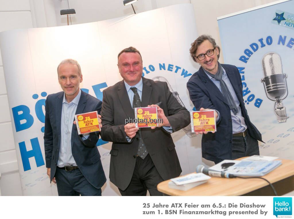 Viva Palfinger: Christian Drastil, Peter Heinrich, Josef Chladek stolz mit der Palfinger-Privatanleger-Edition 25 Jahre ATX, © Martina Draper/photaq (07.05.2016) 