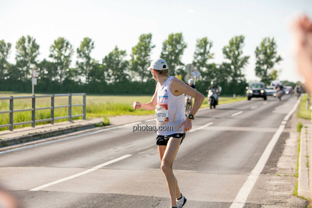 Evgenii Glyva, Sieger Österreich Wings for Life Worldrun 2016, umdrehen, zurück, zurück schauen, Rückblick, © Martina Draper/photaq (08.05.2016) 