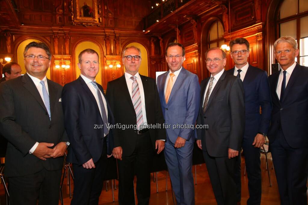 Karl-Heinz Strauss (Vorstandsvors, Porr AG), Stefan Graf (GF Leyrer+Graf Baugesellschaft m.b.H.), Wilhelm Reismann (Leitung der Arbeitskreise in ÖIAV und ÖBV), Wolfgang Gleissner (GF BIG Bundesimmobiliengesellschaft m.b.H.), Alois Schedl (Vorstand Asfinag AG), Peter Krammer (Vorstand Strabag SE), Franz Bauer (Vorstand ÖBB-Infrastruktur AG) : „Planen.Bauen.Betreiben 4.0 – Arbeit.Wirtschaft.Export“ : Top-Entscheidungsträger skizzieren und diskutieren bei Auftaktveranstaltung die digitale Zukunft der Baubranche : Fotocredit: Unique Relations/APA-Fotoservice/Schedl, © Aussender (10.05.2016) 