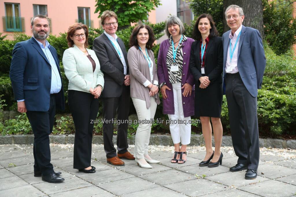 Gerhard Moßhammer (Interkulturelles Zentrum), Astrid Brey (Europäische Kommission), Gerhard Bisovsky (Verband Österr. VHS), Carin Daniel Ramirez-Schiller (OeAD-GmbH), Maria Pichlbauer (LSR Steiermark), Sandra Allmayer (FH Technikum Wien), Helmut Fennes (Universität Innsbruck) : Zweite nationale Erasmus+ Jahrestagung : Innovative Projekte, nachhaltige Wirkung : Fotocredit: OeAD-GmbH/APA-Fotoservice/Schedl, © Aussendung (10.05.2016) 