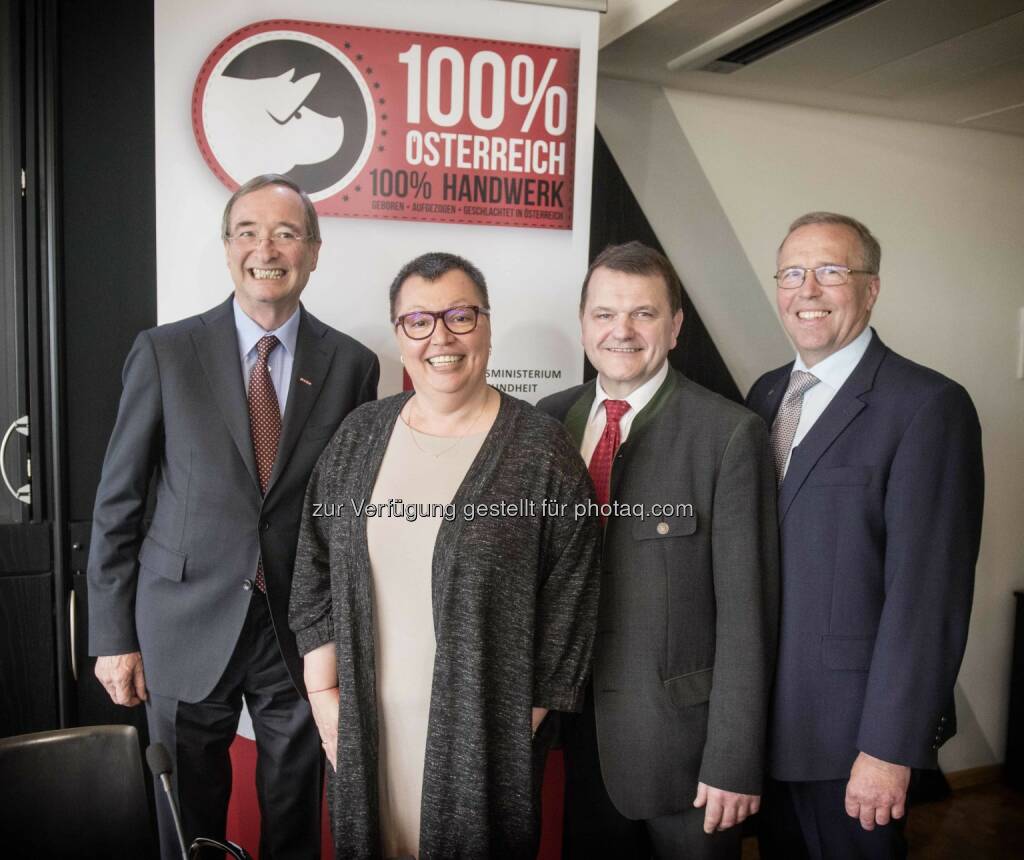 Christoph Leitl (WKÖ-Präsident), Sabine Oberhauser (Gesundheitsministerin), Willibald Mandl (Stv. Bundesinnungsmeister Lebensmittelgewerbe), Rudolf Menzl (Innungsmeister der Fleischer) : Präsentation Frischfleisch-Logo „100% Österreich“ : Fotocredit: BMG/Trippolt, © Aussender (11.05.2016) 