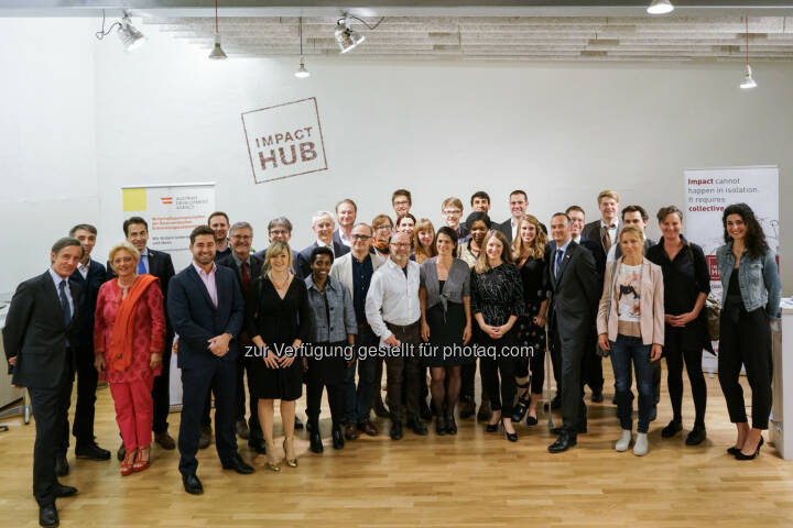 Gruppenbild mit Siegern Social Entrepreneurship Challenge der Austrian Development Agency/ADA : 15 Siegerprojekte in 20 Ländern und viel Innovation : Fotocredit: Impact Hub Vienna/Kai Wichmann