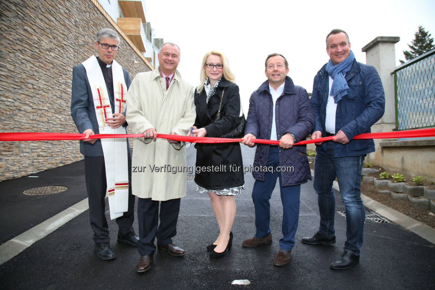 Richard Posch (Stadtpfarrer), Hans Stefan Hintner (Bürgermeister), Karin Assem-Honsik und Hermann Klein (IG Immobilien), Markus Teufel (IES Immobilien) : Gartenpark, die neue Wohnhausanlage am Kleinen Anninger ist eröffnet : Fotocredit: IES Immobilien/Schedl