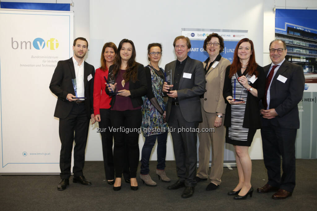 Lukas Bauer (has.to.be), Barbara Schmidt (Generalsekretärin Oesterreichs Energie), Petra Ledermüller (Fronius International GmbH), Edeltraud Stiftinger (GF Austria Wirtschaftsservice Gesellschaft mbH), Peter Käfer (meo-energy.com), Theresia Vogel (GF Klima- und Energiefonds), Urska Starc-Peceny (Seensy), Ingolf Schädler (BM für Verkehr, Innovation und Technologie) : Smart Grids Week 2016: Dezentrale digitale Energiewelten für nachhaltige Energiezukunft : Fotocredit: Günther Gröger, Linz Strom Netz GmbH, © Aussendung (11.05.2016) 