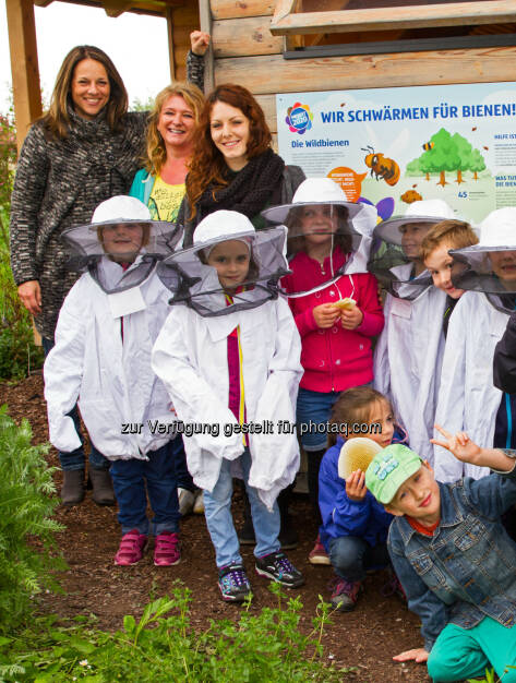Vera Russwurm und die Volksschule Sattledt zu Gast im Hofer-Bienenhotel : „Mit dem Bienenschutz kann man nicht früh genug beginnen“ : Fotocredit: Hofer, © Aussender (12.05.2016) 