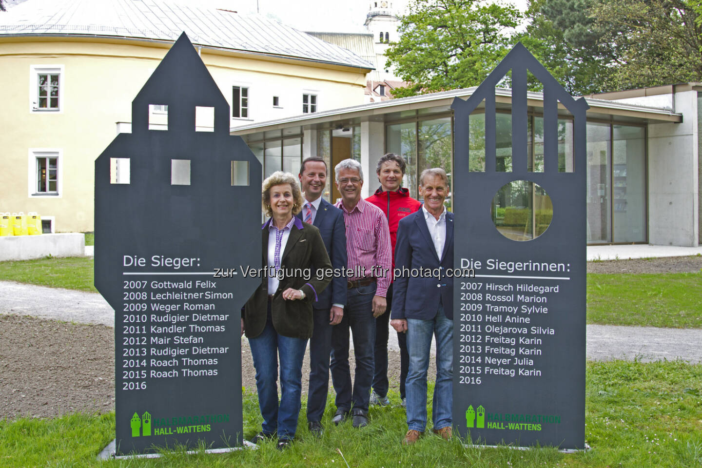 Eva Maria Posch (Bürgermeisterin), Erich Plank (Raiffeisen Regionalbank Hall in Tirol), Werner Nuding (Obmann Tourismusverband Region Hall-Wattens), Michael Gsaller (Stadtmarketing Hall in Tirol), Heinz Lutz (Rennleiter und Obmann Verein Lauftreff Hall in Tirol) : Halbmarathon Hall-Wattens feiert Jubiläum - am 21. Mai findet die zehnte Auflage der Laufveranstaltung statt : Fotocredit: Stadtmarketing Hall in Tirol/Flatscher