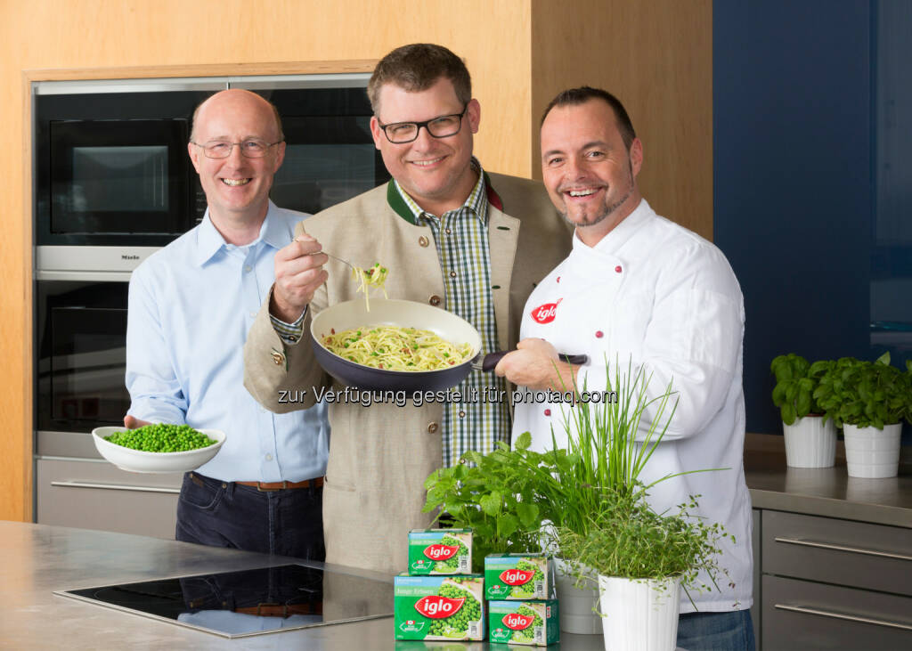 Wolfgang Gruber (Iglo Qualitätsmanager), Robert Kriegl (Iglo Erbsenbauer), Gregor Nabicht (Iglo Chefkoch) : Junge Erbsen - 90 Minuten vom Feld in die Packung : Fotocredit: Iglo Österreich/Huger, © Aussender (12.05.2016) 