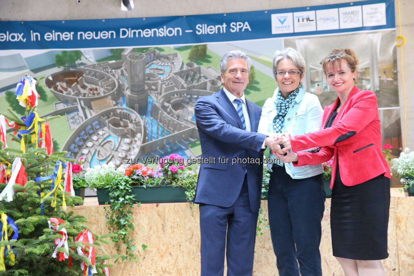 Walter Troger (GF Vamed), Petra Bohuslav (LR), Brigitte Ribisch (Bgm.) : Ein neuer Kraftort im nördlichen Weinviertel nimmt Gestalt an - das Silent SPA der Therme Laa : Fotocredit: Franz Pfluegl, Das Portrait- und Event-Fotostudio