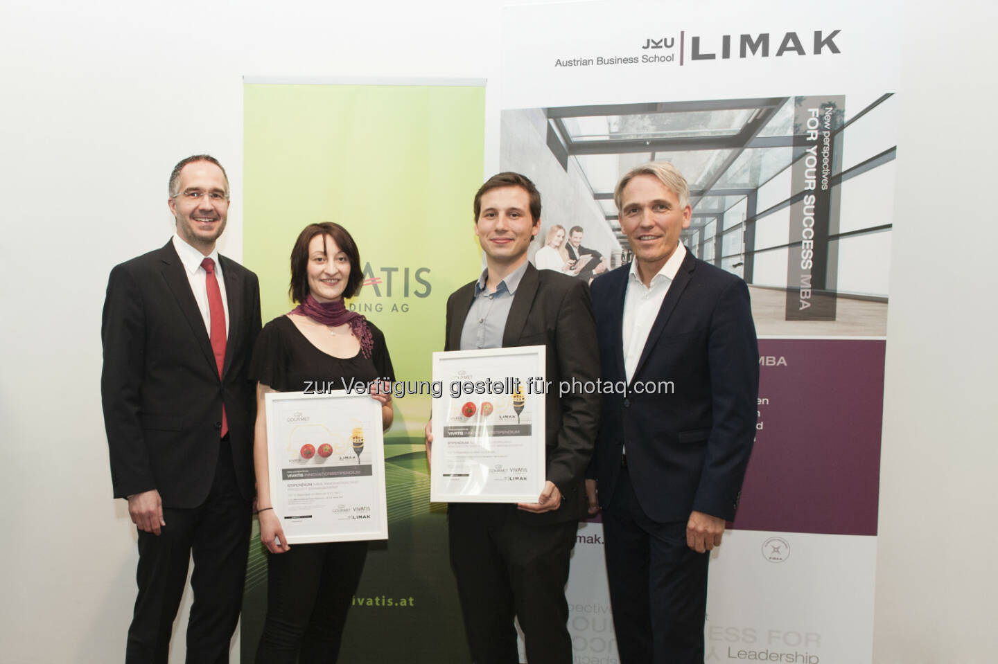 Gerald Hackl (Vivatis Vorstands.), Sophie Edlmair (Gewinnerin),  Karl Holzer (2. Platz), Gerhard Leitner (GF Limak) : Ideen für „Essen auf Rädern“ von Gourmet prämiert : Vivatis und Limak: Belohnung der Gewinner mit MBA Ausbildung : Fotocredit: Limak/Sabine Kneidinger