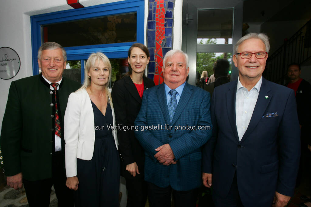 Franz Handler (Bürgermeister), Maria Perl (Tourismusobfrau), Melanie Franke (Hoteldirektorin), Robert Rogner (Gründer), Franz Majcen (Landtagspräsident a. D.) : Eröffnung „Lebenswerkstatt Robert Rogner“ am 14. Mai 2016 in den Werkstätten des Rogner Bad Blumau : Fotocredit: Rogner-Bad Blumau/APA-Fotoservice/Hautzinger, © Aussender (17.05.2016) 