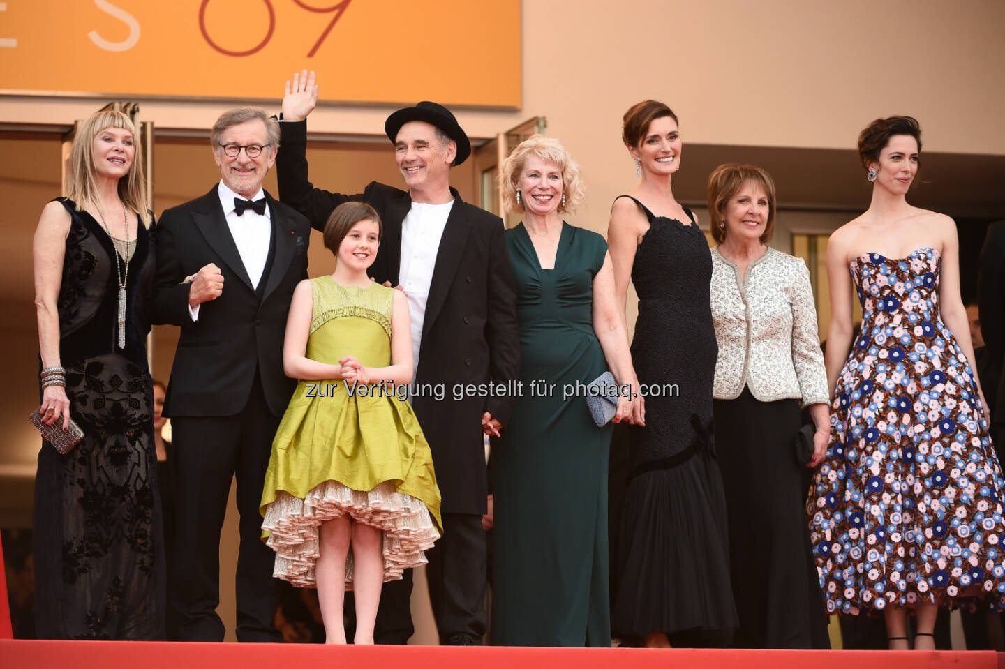 Kate Capshaw, Steven Spielberg, Ruby Barnhill, Mark Rylance, Claire van Kampen, Lucy Dahl, Penelope Wilton, Rebecca Hall : Riesenerfolg für BFG – Big Friendly Giant : Steven Spielbergs neues Werk feiert Weltpremiere in Cannes : Fotocredit: Constantin Film/Ian Gavan/Getty Images