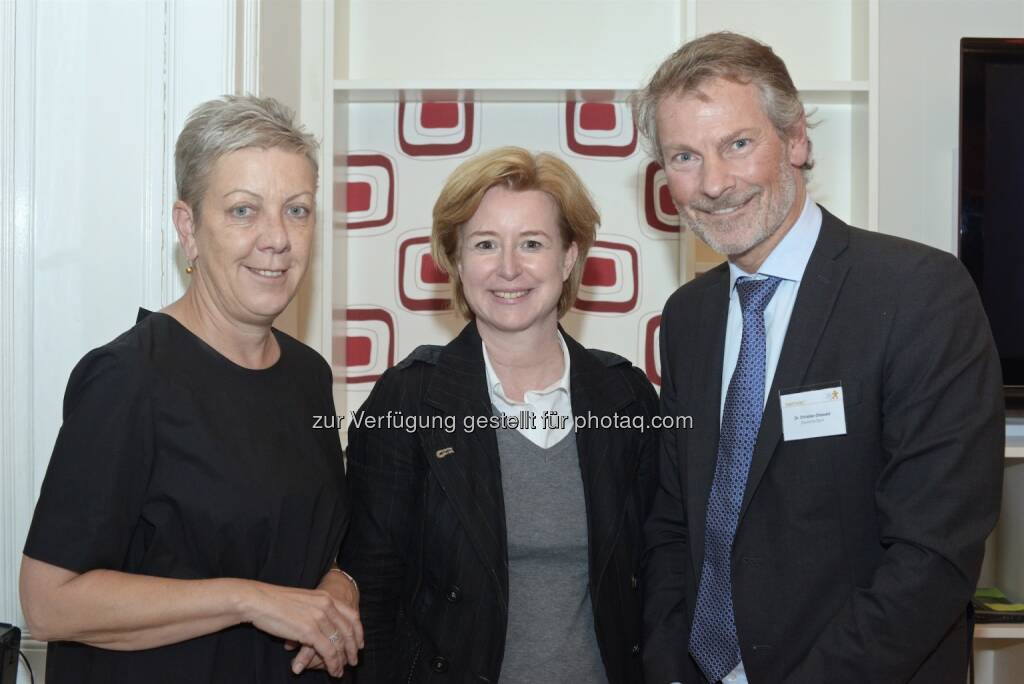 Sigrid Oblak (GF Wien Holding), Birgit Kraft-Kinz (GF Kraftkinz), Christian Ohswald (Vorstand Deutsche Bank Österreich AG) : Veranstaltung von Kraftkinz : Thema: Umgang mit den unterschiedlichen Transformationsgeschwindigkeiten : Copyright: Kraftkinz GmbH, © Aussender (17.05.2016) 