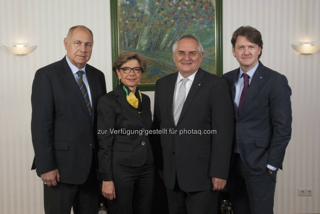 Josef Peissl (Aufsichtsrats-Vorsitzender), Regina Ovesny-Straka, Ernst Pfennich (Vorstandsvorsitzender), Gerald Fleischmann (GD, Volksbank Wien AG) : Regina Ovesny-Straka - neue Generaldirektorin in der Volksbank Steiermark Mitte AG : Fotocredit: VB Steiermark Mitte AG/Fotostudio Harb, © Aussendung (17.05.2016) 