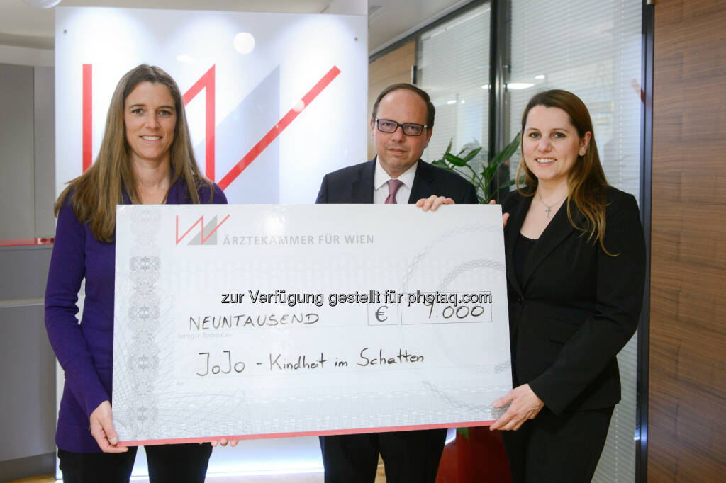 Heidemarie Eher (Vereinsmanagement JoJo), Thomas Szekeres (Präsident Ärztekammer für Wien), Isabella Clara Heissenberger (Ballleitung Ärzteball) : Ärzteball spendet 9.000 Euro für „JoJo - Kindheit im Schatten“ : Fotocredit: Wiener Ärzteball/Seelig, © Aussender (18.05.2016) 