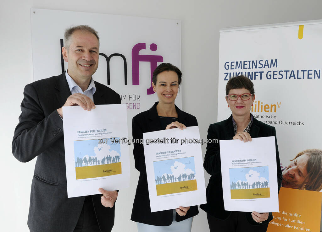 Alfred Trendl (Präsident des Katholischen Familienverbandes), Sophie Karmasin (Familienministerin), Irene Kernthaler-Moser (Vizepräsidentin des Katholischen Familienverbandes) : Familien für Familien – Patenschaftsprojekt für Flüchtlingsfamilien startet : Fotocredit: bmfj/Aigner, © Aussender (18.05.2016) 