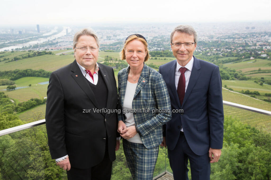 Franz Hoerl (Obmann FV der Seilbahnen Österreich), Petra Stolba (GF Österreich Werbung), Erik Wol (GF FV der Seilbahnen Österreich) : Sommer-Bergbahnen als „Türöffner“ zum Bergerlebnis : Fotocredit: Österreich Werbung/(c) www.annarauchenberger.com/Anna Rauchenberger, © Aussender (18.05.2016) 