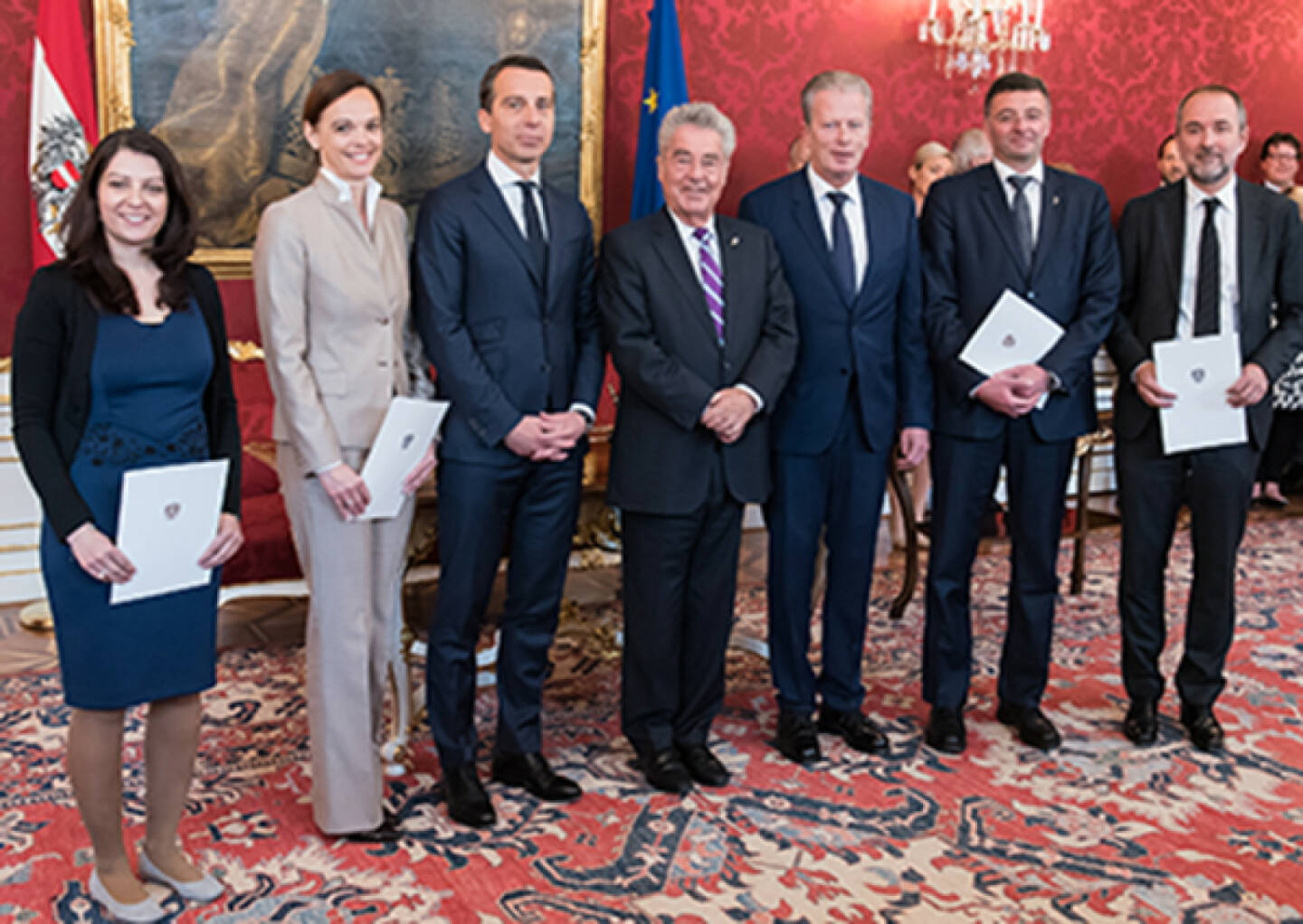 Mit Duzdar, Hammerschmid, Leichtfried und Drozda ist die Regierungsriege komplett (im Bild mit Kanzler Kern, Bundespräsident Fischer und Vizekanzler Mitterlehner). Foto: Thomas Lehmann