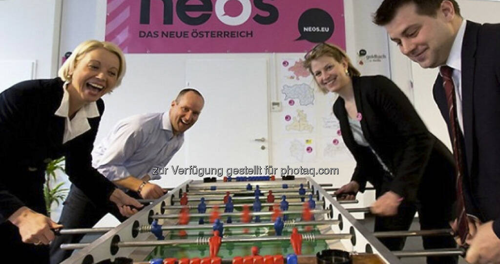 LIF/Neos - Tischfussball mit Frauenpower in den Angriffsreihen: Angelika Mlinar und Beate Meinl-Reisinger (16.04.2013) 