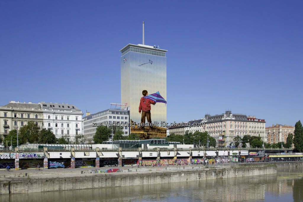 Kunstinstallation des tschechischen Malers Ivan Exner : Ringturmverhüllung 2016: „Sorgenfrei“ prägt das Wiener Stadtbild : Fotocredit: Robert Newald, © Aussendung (23.05.2016) 