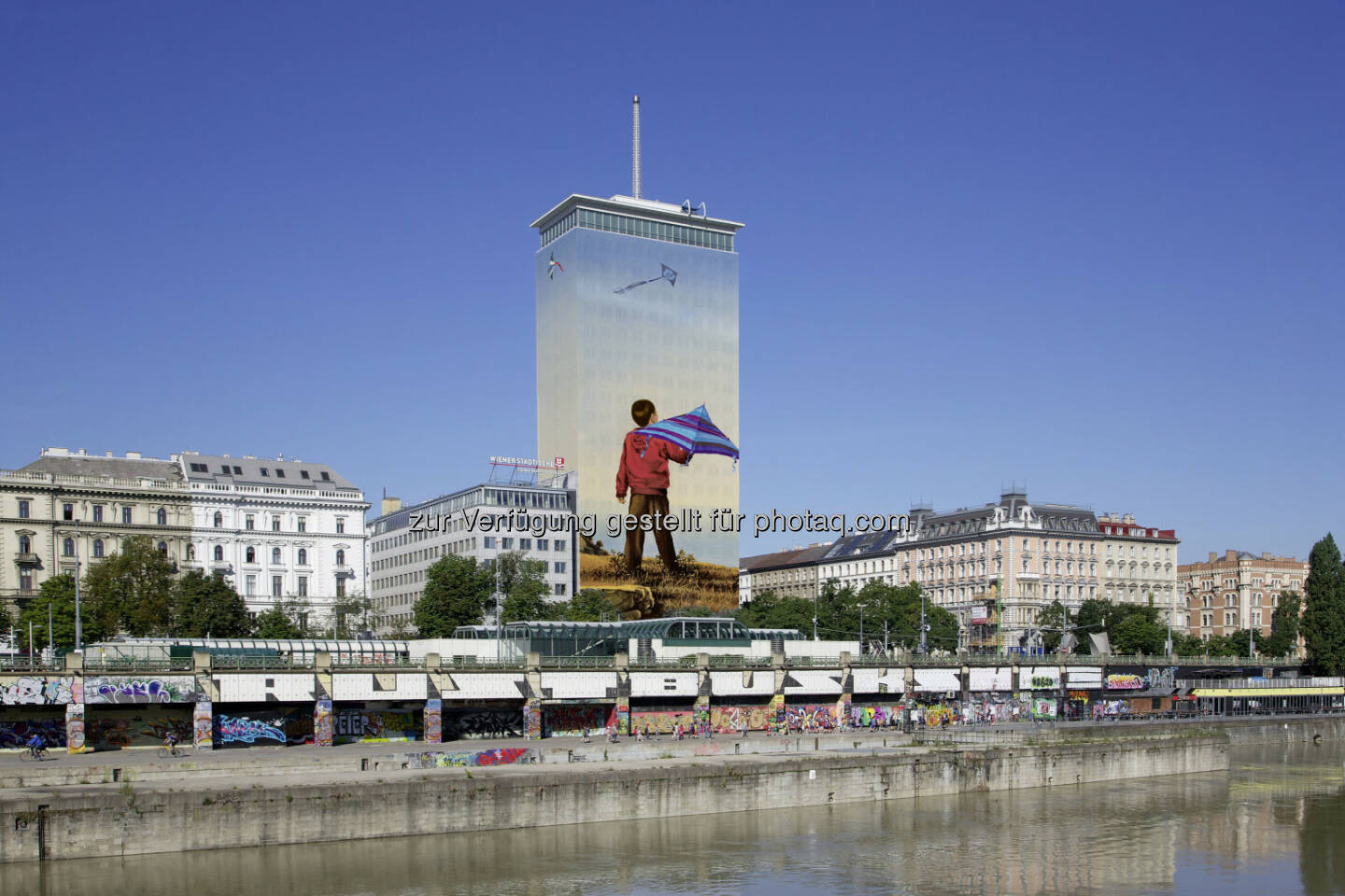 Kunstinstallation des tschechischen Malers Ivan Exner : Ringturmverhüllung 2016: „Sorgenfrei“ prägt das Wiener Stadtbild : Fotocredit: Robert Newald