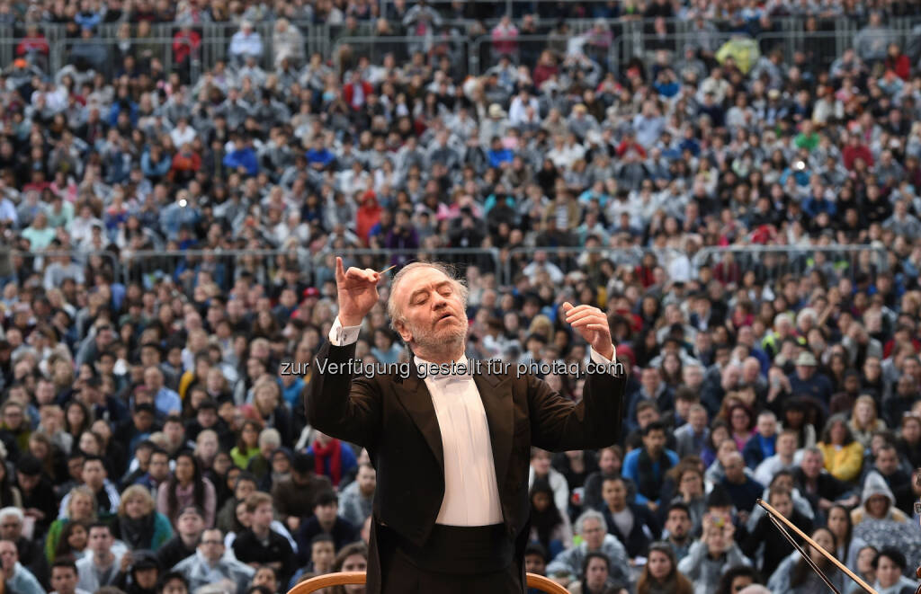 Valery Gergiev (Dirigent) : 5. BMW LSO Open Air Classics :  London Symphony Orchestra auf dem Trafalgar Square mit Tschaikowsky-Programm : Fotocredit: Stuart C. Wilson/Getty Images für BMW & London Symphony Orchestra) (23.05.2016) 