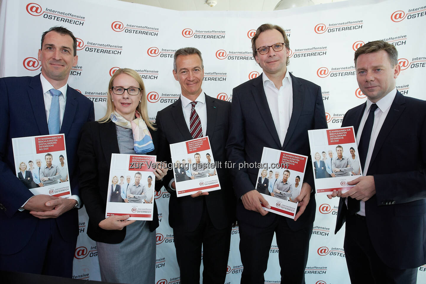 Peter Lenz (Vizepräsident der IOÖ und CIO ÖBB Holding AG), Margarete Schramböck (Vizepräsidentin der IOÖ und CEO A1 Telekom Austria AG), Norbert Schöfberger (Präsident der IOÖ und CEO Hewlett Packard Enterprise Österreich), Andreas Bierwirth (Vizepräsident der IOÖ und CEO T-Mobile Austria GmbH), Marcin Kotlowski (Vizepräsident der IOÖ und GF WH Medien GmbH) : IKT-Wirtschaft an neue Bundesregierung : „Wollen 40.000 neue Arbeitsplätze bis 2020 schaffen!“ : Internetoffensive Österreich entwickelt 52 Maßnahmen : Fotocredit: Internetoffensive Österreich/APA-Fotoservice/Preiss