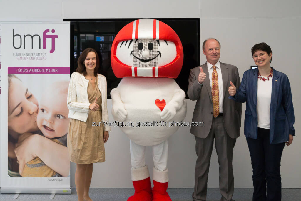 Sophie Karmasin (Familienministerin), Helmi, Othmar Thann (Direktor des KFV/Kuratorium für Verkehrssicherheit), Renate Hauser (Generalsekretärin des Österreichischen Jugendrotkreuzes/ÖJRK) : Sichere Mobilität von Kindern auf Österreichs Straßen : Fotocredit: Kuratorium für Verkehrssicherheit/APA-Fotoservice/Buchacher, © Aussender (23.05.2016) 