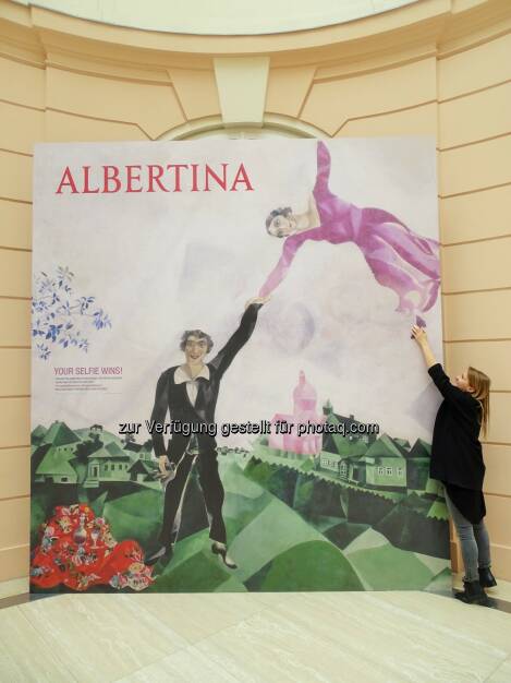 Selfie mit Marc Chagalls „Spaziergängern“ : Albertina - Russian Social Special : Mit dem Selfie gratis ins Museum : Fotocredit: Albertina, Wien, © Aussendung (24.05.2016) 