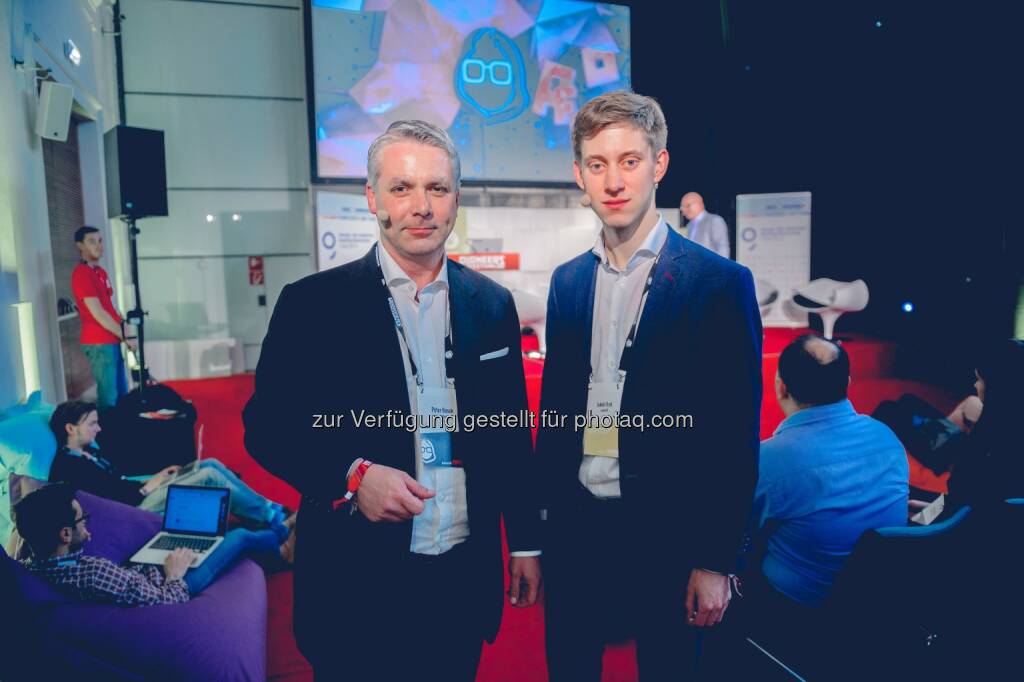 Peter Bosek (Board Member for Retail Banking, Erste Group), Jakob Etzel (Mitgründer und GF Mantigma GmbH) : Wiener Startup predictR in Kooperation mit Erste Group : Zusammenarbeit für neue Wege im digitalen Banking : Fotocredit: Pioneers Festival 2016 - Jan Hrubý, © Aussendung (26.05.2016) 