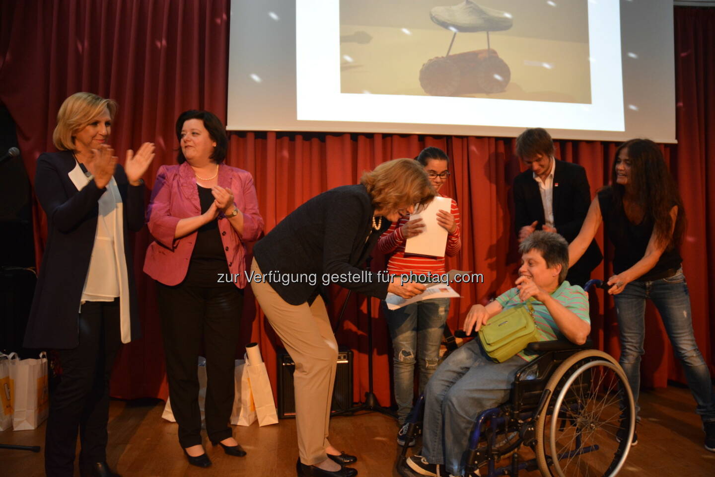 Karin Praniess-Kastner (Präsidentin Wr. Hilfswerk), Sabine Geringer (GF Wr. Hilfswerk), Gabriele Zuna-Kratky (Direktorin Technisches Museum), eine der Künstlerinnen, deren Gemeinschaftswerk den 1. Platz beim Kreativwettbewerb 2016 erringen konnte : Fotocredit: Wiener Hilfswerk