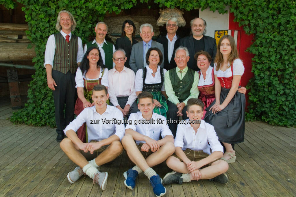 4 Generationen Familie Gruber und Ehrengäste (u.a. Josef Pühringer, Paulus Manker, Cornelia Altreiter-Windsteiger, Klaus Landa) : 30 Jahre Kutschenmuseum Gruber in Großraming im Ennstal : Fotocredit: Kutschenmuseum Gruber/© Aichinger Thomas www.unterwasserfoto.at, © Aussendung (29.05.2016) 