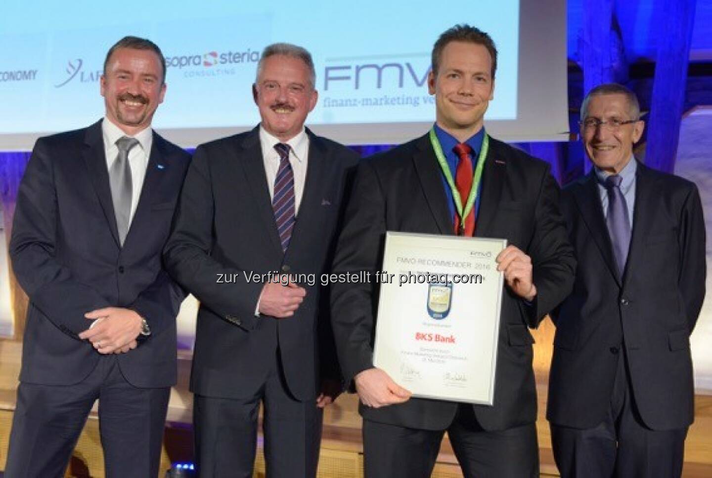 Thomas Friedlmayer (SAP Österreich), Erich Mayer (Finanz-Marketing Verband Österreich), Martin Gratzer (Leiter der BKS Bank-Direktion Wien-Niederösterreich-Burgenland), Josef Redl (Finanz-Marketing Verband Österreich) : Auszeichnung „Hervorragende Kundenorientierung“ für die BKS Bank : Fotocredit: FMVÖ 