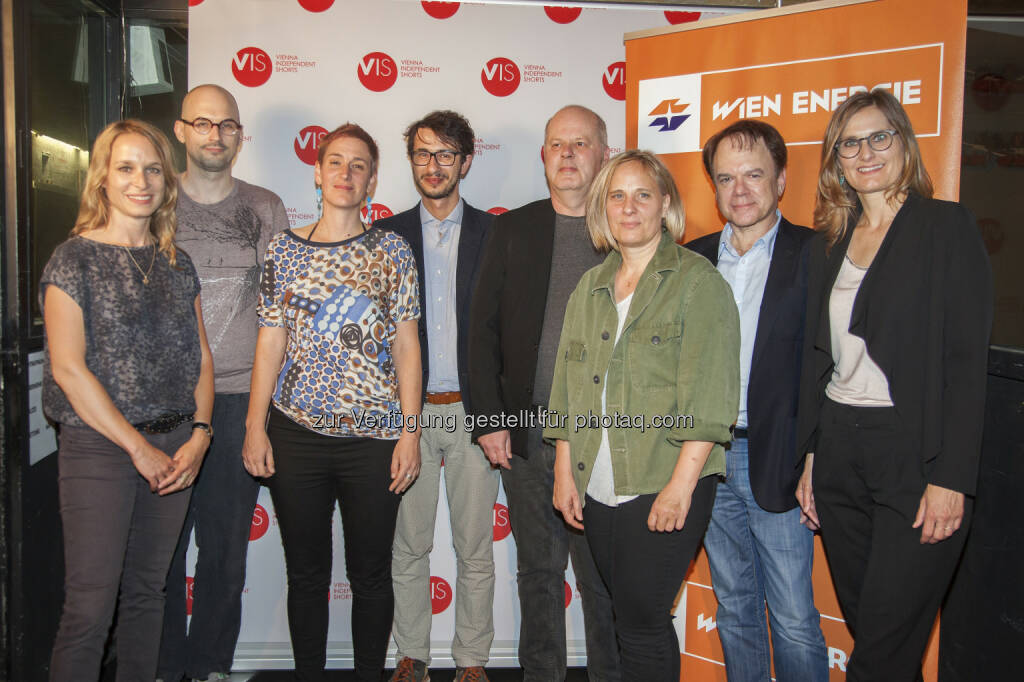 Mirjam Unger (Regisseurin und Autorin), Matija Schellander, Lisbeth Kovačič (Gewinnerin Jurypreis), Michał Błaszczyk (Gewinner Publikumspreis), Andreas Ungerböck (Filmkritiker und Herausgeber), Astrid Heubrandtner-Verschuur (Vorsitzende des Kameraverbandes aac), Robert Dassanowsky (Filmwissenschafter und Produzent), Alexandra Radl (Marketingleiterin Wien Energie) : Night of the Light Wien Energie Kurzfilm-Preise 2016 verliehen : Fotocredit: Wien Energie/die Eventfotografen, © Aussendung (31.05.2016) 