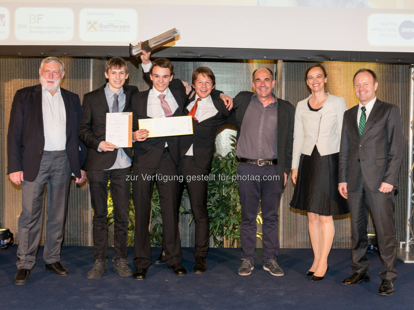 Franz Fischler (RKI), Simon Hofer, Simon Marxgut, Elias Vigl, Rudolf Sams (Team „RElectronics“, HTL Dornbirn), Sonja Hammerschmid (Bildungsministerin), Michael Losch (bmwfw) : Raiffeisen Klimaschutz-Initiative zeichnet nachhaltige Projekte von Jugendlichen aus : Fotocredit: aws, Wolfgang Voglhuber - vogus