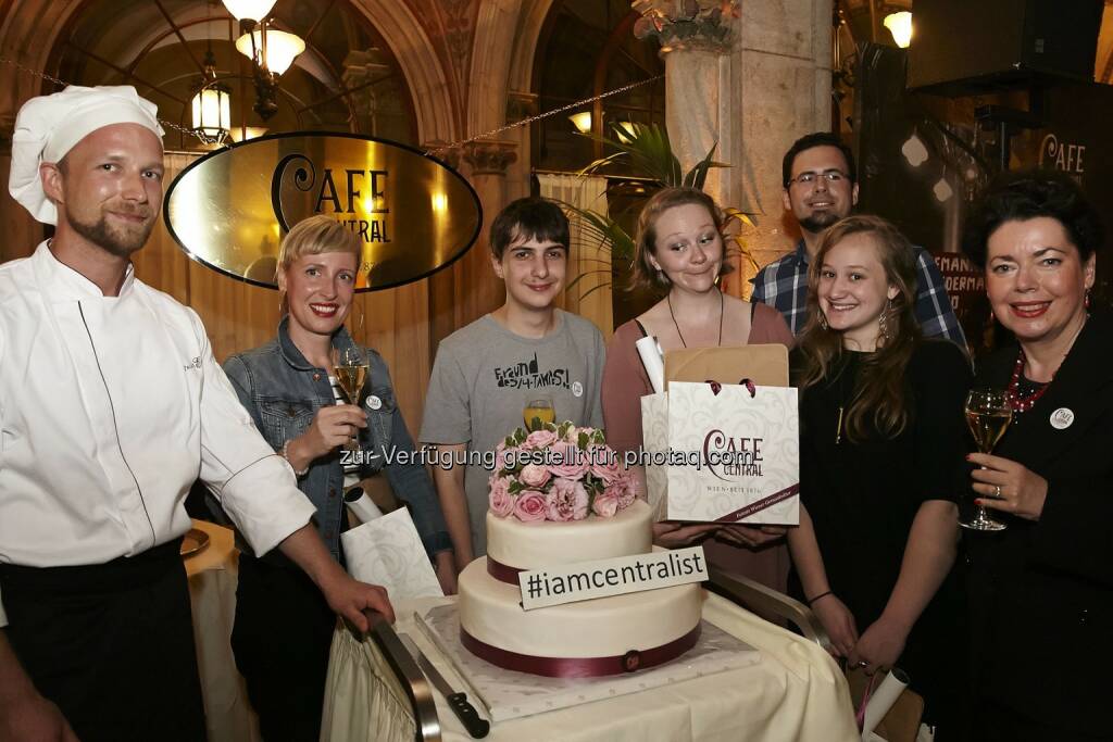 Matthias Spacek (Café Central Patissier), Verena Göltl, Elias Hirschl, Alice Reichmann, Markus Grundtner, Semira Ali, Gabriele Hofer-Kisch : Café Zentral - „Open Mic“ für junge Erzähler, aufstrebende Poeten und begeisterte Literatur-Liebhaber : Fotocredit: Österr. Verkehrsbüro AG/APA-Fotoservice/Roßboth, © Aussender (31.05.2016) 