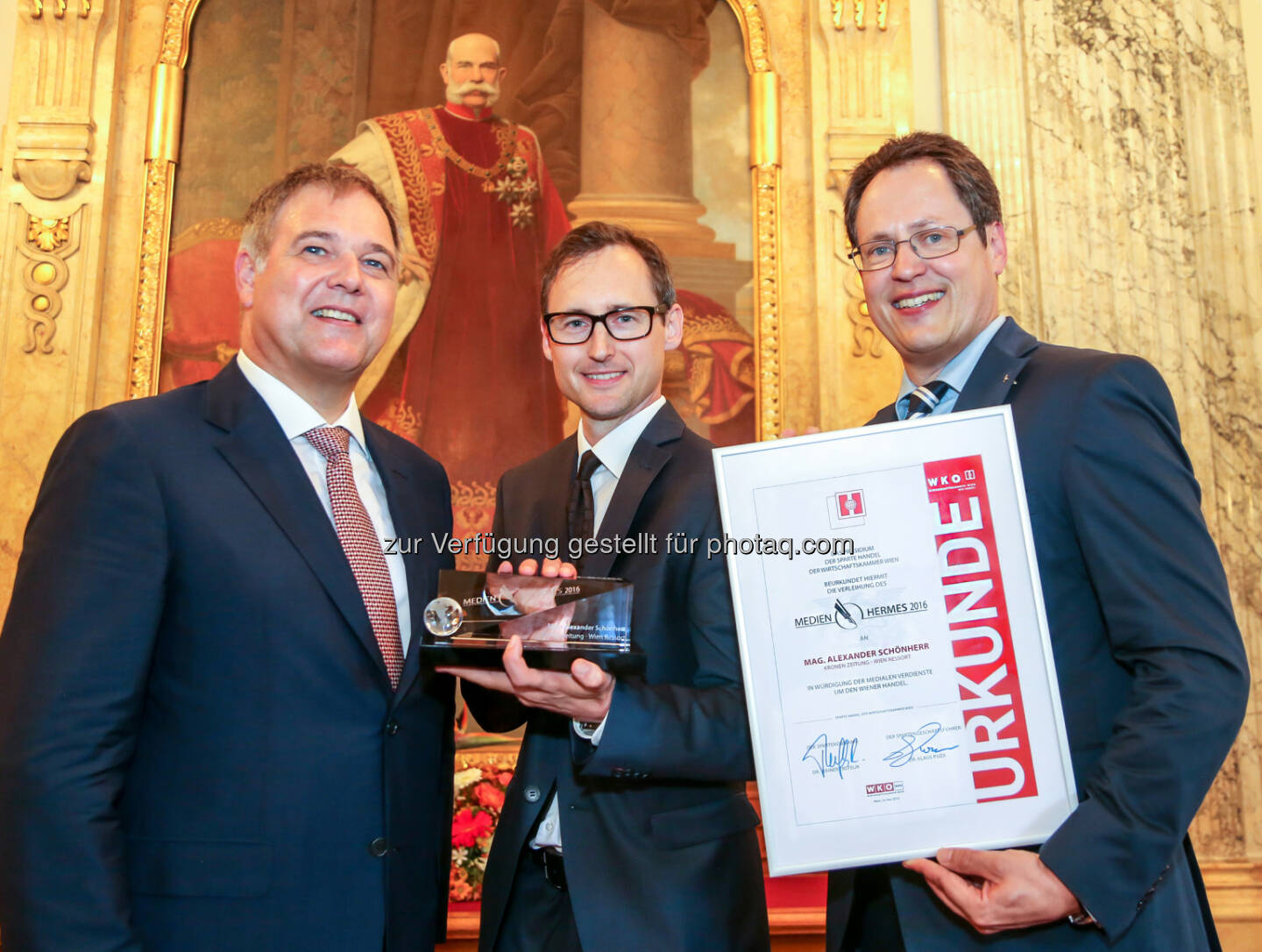 Walter Ruck (Wirtschaftskammer Wien-Präsident), Alexander Schönherr (Medien-Hermes Preisträger 2016), Rainer Trefelik (Handels-Spartenobmann) : Medien-Hermes 2016 geht an Krone-Redakteur Alexander Schönherr : Fotocredit: WKW/Pictures Born/Foto Nessler