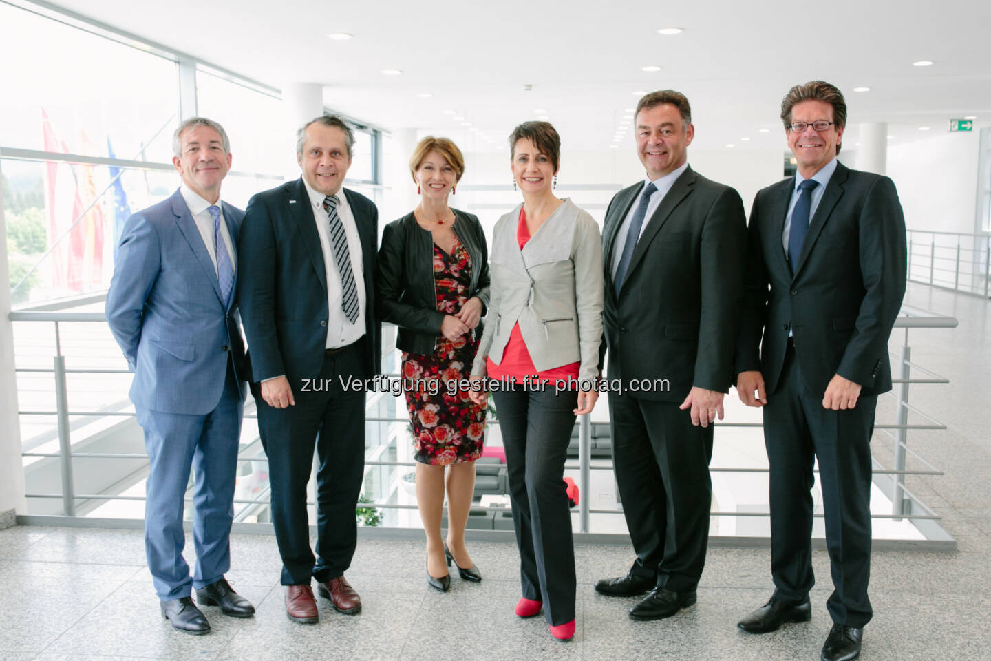 Willy Van Puymbroeck (zust. Bereichsleiter der Europäischen Kommission, Generaldirektion „Connect“), Michael Wiesmüller (Abteilungsleiter Informations-, industrielle Technologien und Raumfahrt des BMVIT), Gaby Schaunig (LH-ST. Kärnten), Sabine Herlitschka (Vorstandsvors. Infineon Technologies Austria AG), Bert De Colvenaer (Direktor Ecsel/Electronic Components and Systems for European Leadership Joint Undertaking), Peter Schiefer (President Operations Infineon Technologies AG) : Auftaktveranstaltung zum Forschungsprojekt SemI40 : „SemI40“ stärkt Europas Wirtschaft durch die „lernende Fabrik“ : Fotocredit: Infineon Technologies Austria AG/Welisch