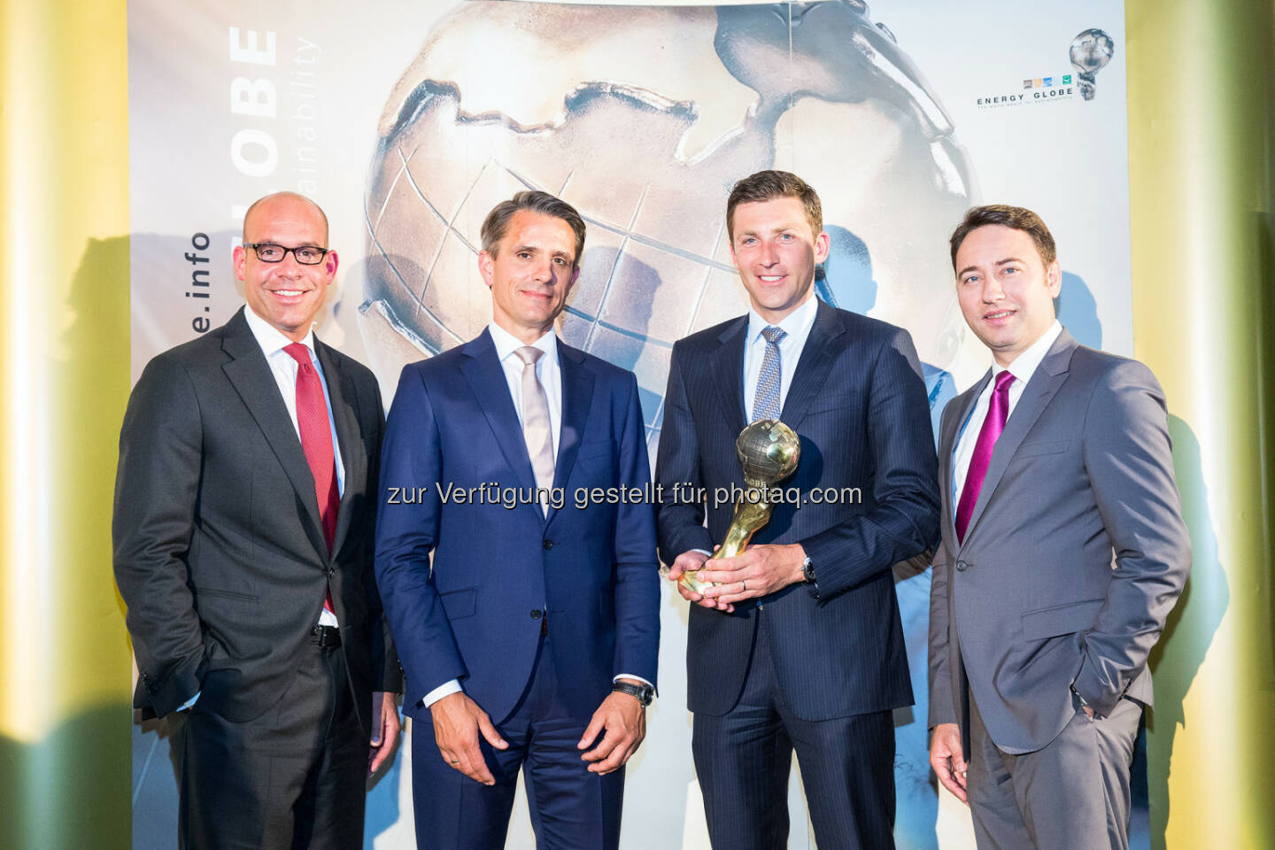 Axel Kühner (Vorstandsvors. Greiner Holding AG), Thomas Zwachte (Hofer KG), Günther Helm (GD Hofer KG), Manfred Haimbuchner (LH-Stv. OÖ) : Hofer holt mit CO2-Projekt den Energy Globe Award Oberösterreich : Fotocredit: Energy Globe Foundation/Penzinger