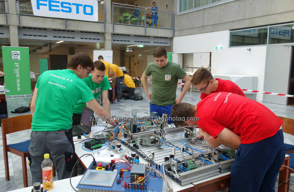 Festo Lehrlingsteamwettbewerb : Lehrlinge aus verschiedenen Unternehmen arbeiten als Team zusammen, © Festo / Draper / Contentmanufaktur (01.06.2016) 