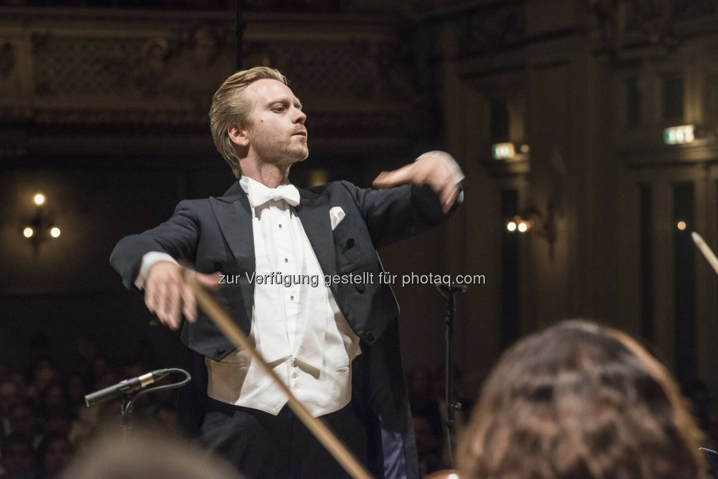 Victor Emanuel von Monteton (Pianist, Dirigent und Unternehmensberater) dirigiert das Orchester Praga Camerata : A.T. Kearney: Benefizkonzert des dirigierenden Beraters für Flüchtlingskinder in Not : Fotocredit: obs/A.T. Kearney/Christoph Schumacher,Switzerland