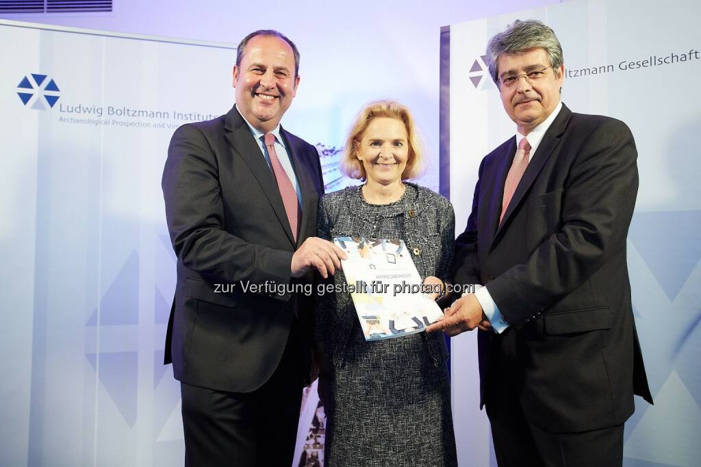 Josef Pröll (LBG-Präsident), Claudia Lingner (LBG-GF), Wolfgang Hesoun (LBG-Vizepräsident) : Die Ludwig Boltzmann Gesellschaft zieht Bilanz über 2015 : Gesellschaftlich relevante Forschung : Fotocredit: LBG/APA-Fotoservice/Preiss, © Aussender (02.06.2016) 