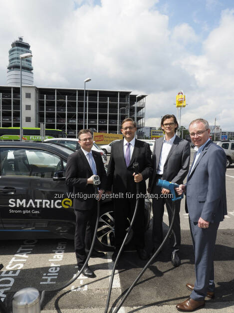 Michael-Viktor Fischer (Smatrics GF), Günther Ofner (Flughafen Wien Vorstand), Peter Breuss (Leiter der technischen Abteilung Rewe International AG), Stephan Pernkopf (Landesrat) : Smatrics eröffnet High-Speed-Ladestation am Flughafen Wien Schwechat : Fotocredit: Flughafen Wien/Pepo Schuster, austrofocus.at, © Aussendung (03.06.2016) 