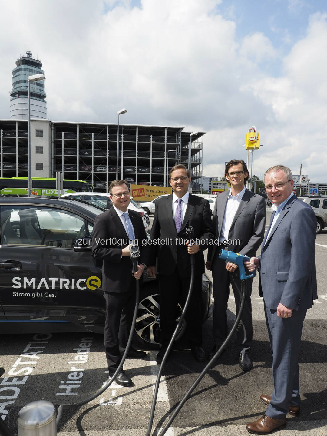 Michael-Viktor Fischer (Smatrics GF), Günther Ofner (Flughafen Wien Vorstand), Peter Breuss (Leiter der technischen Abteilung Rewe International AG), Stephan Pernkopf (Landesrat) : Smatrics eröffnet High-Speed-Ladestation am Flughafen Wien Schwechat : Fotocredit: Flughafen Wien/Pepo Schuster, austrofocus.at