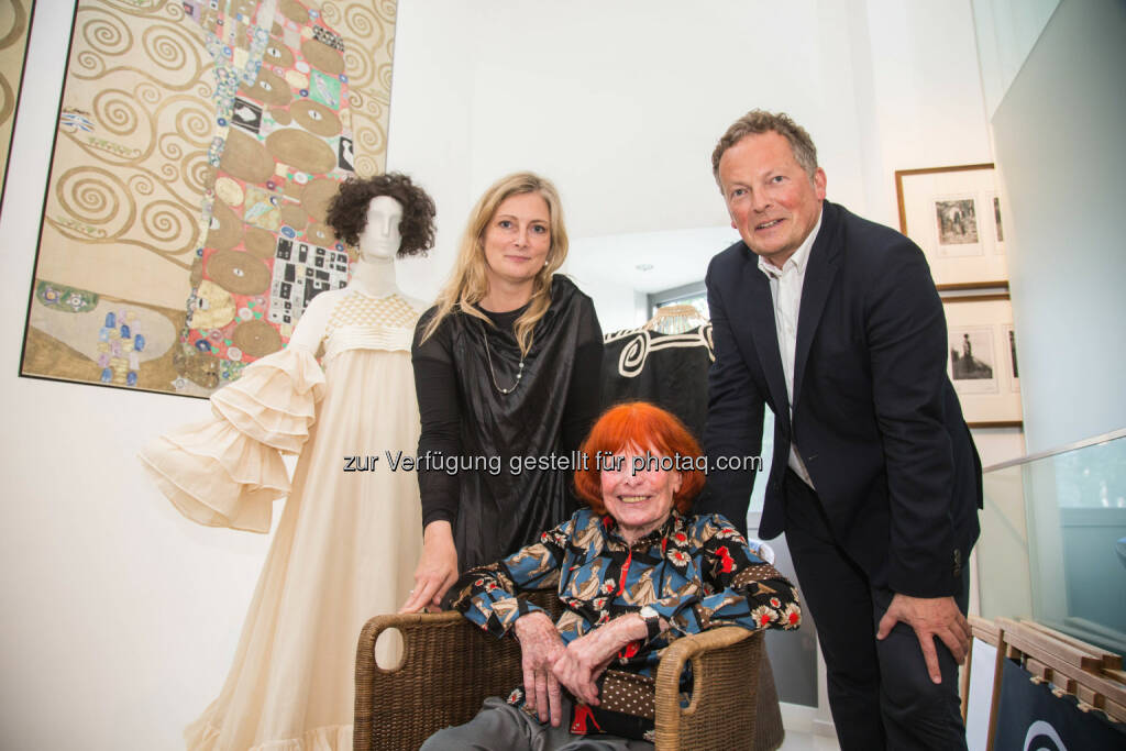 Sandra Tretter (Aussstellungskuratorin), Ursula Ucicky (Stifterin der Klimt-Foundation), Peter Weinhäupl (Aussstellungskurator) : Klimt-Foundation eröffnet Sonderausstellung im Klimt-Zentrum am Attersee : Emilie Flöge im Fokus - 100 Jahre nach ihrer letzten gemeinsamen Sommerfrische mit Gustav Klimt : Fotocredit: Gustav Klimt | Wien 1900-Privatstiftung /APA-Fotoservice/Vogl, © Aussendung (05.06.2016) 