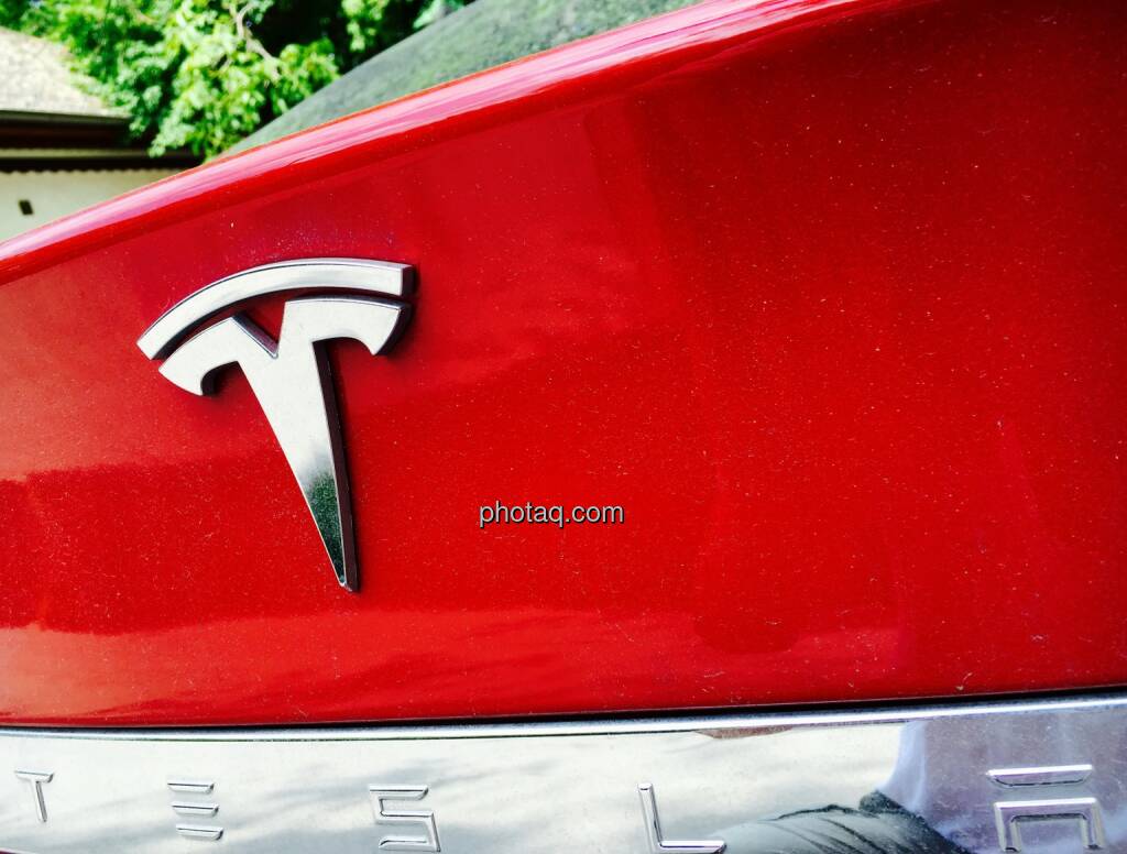 Tesla Logo Rot, © photaq.com (06.06.2016) 