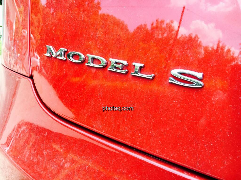 Tesla Logo Rot Model S, © photaq.com (06.06.2016) 