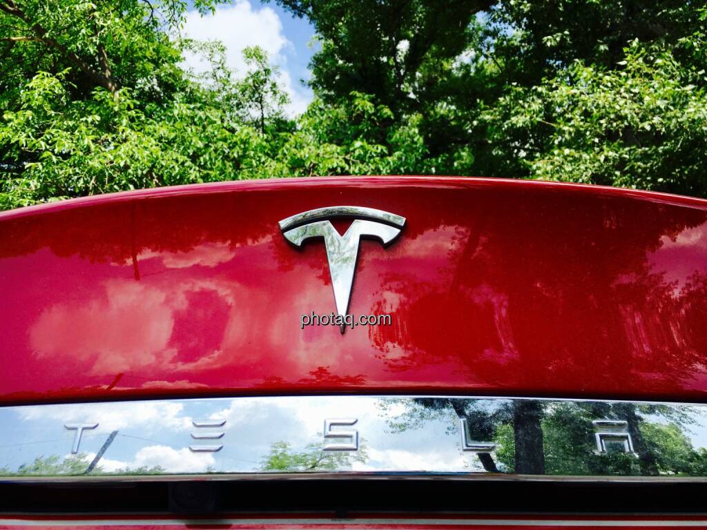 Tesla Logo Rot, Bäume, © photaq.com (06.06.2016) 