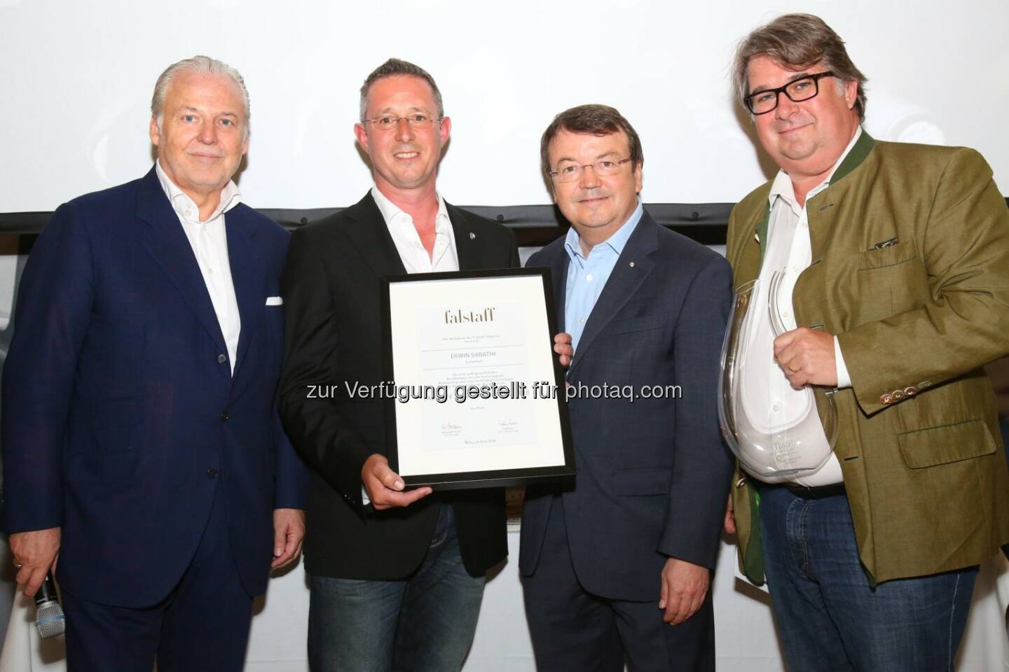 Wolfgang M. Rosam (Falstaff-Herausgeber), Erwin Sabathi (Falstaff Winzer des Jahres), Willi Klinger (ÖWM-Chef), Peter Moser (Falstaff Wein-Chefredakteur) : Falstaff kürt Erwin Sabathi zum »Winzer des Jahres« : Fotocredit: Falstaff Verlags GmbH/APA-Fotoservice/Schedl